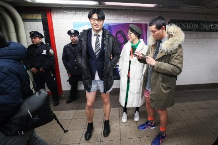 Metroda aksiya - hamı soyunmağa başladı - FOTOLAR