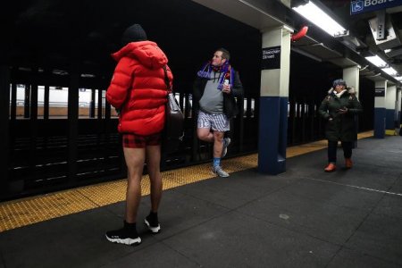 Metroda aksiya - hamı soyunmağa başladı - FOTOLAR