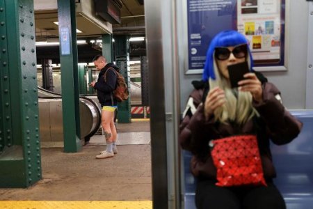 Metroda aksiya - hamı soyunmağa başladı - FOTOLAR