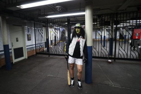 Metroda aksiya - hamı soyunmağa başladı - FOTOLAR