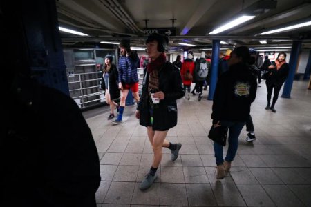 Metroda aksiya - hamı soyunmağa başladı - FOTOLAR