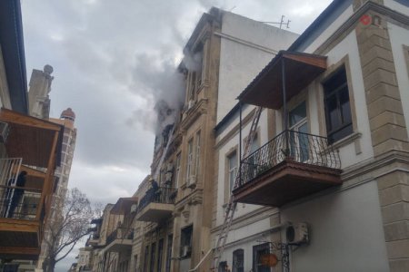Bakının mərkəzində bina yanır - Fotolar