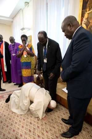 Roma Papası Sudan prezidentinin ayağını öpdü - FOTO/VİDEO