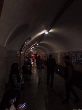 Bakı metrosunda 4 stansiyada işıqlar söndü (FOTOLAR)