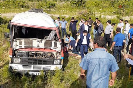 Yevlaxda baş verən yol qəzasında 2 nəfər ölüb, 20 nəfər yaralanıb- SİYAHI