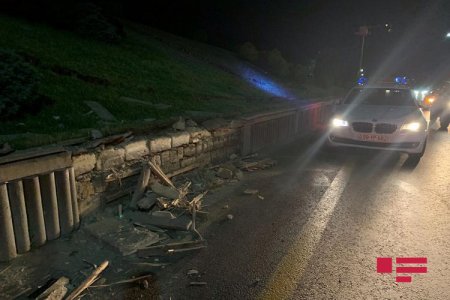 Bakıda sürücü intihar məqsədilə avtomobilini divara çırpıb -FOTO,VİDEO