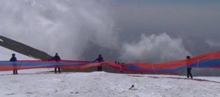 Ermənilər Ağrı dağına erməni bayrağı sancdı - Foto