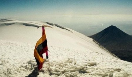 Ermənilər Ağrı dağına erməni bayrağı sancdı - Foto