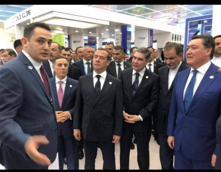 Türkmənistan prezidenti Azərbaycan stendi ilə tanış olub