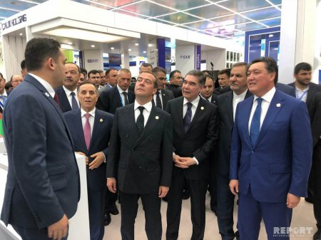 Türkmənistan prezidenti Azərbaycan stendi ilə tanış olub