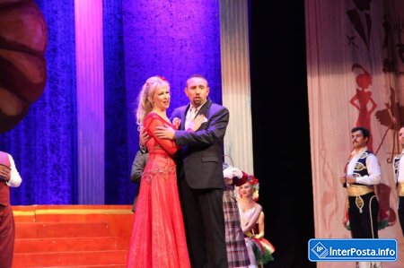 Belarusun Əməkdar artisti Akademik Musiqili Teatrın səhnəsində alqışlarla qarşılandı 