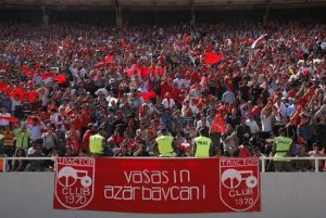 Traktor Futbol Kulubunun azarkeşi AZƏRBAYCAN adına görə döyülərək stadiona buraxılmadı - VİDEO