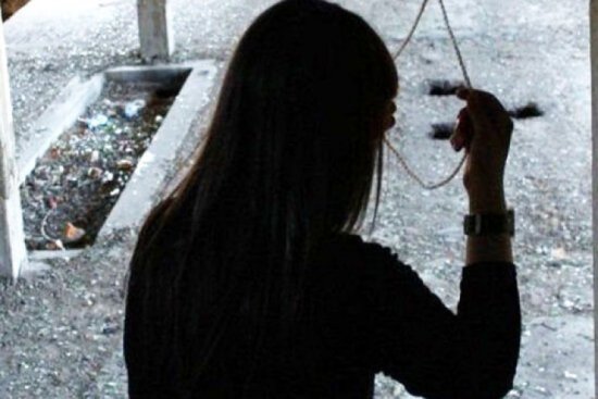 14 yaşlı Zəhra özünü yaşadığı evdə asdı
 