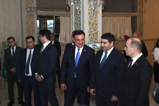 Deputat Rövşən Muradov, Şərqi Zəngəzur Regional Təhsil İdarəsinin müdiri Fuad Bədəlov və digər deputatlar 