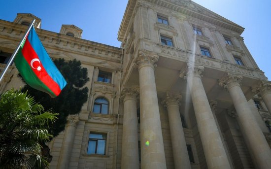 Rəsmi Bakı Azərbaycan bayrağının Ermənistanda və Fransada yandırılmasını pislədi