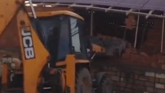 İcra hakimiyyəti vətəndaşın evini sökdürdü (VİDEO)