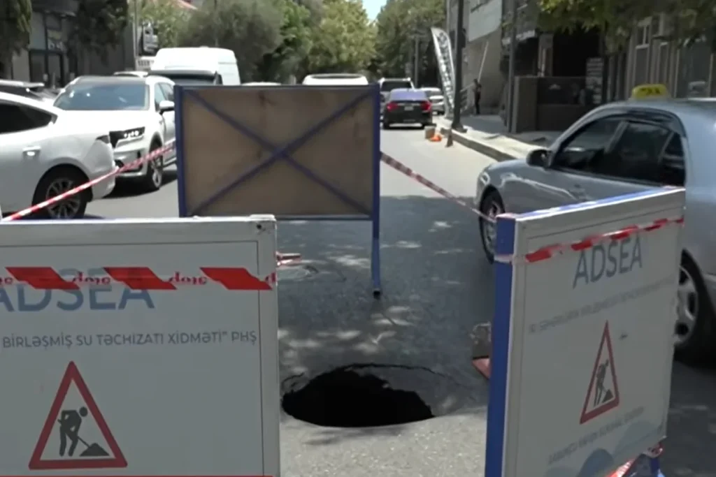 
Paytaxtda yol çökdü: Tıxacda qalan sürücülər çətin anlar yaşadılar - VİDEO